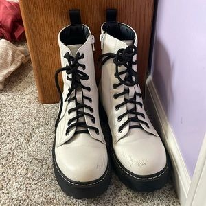 Barely worn UNIONBAY white combat Boots